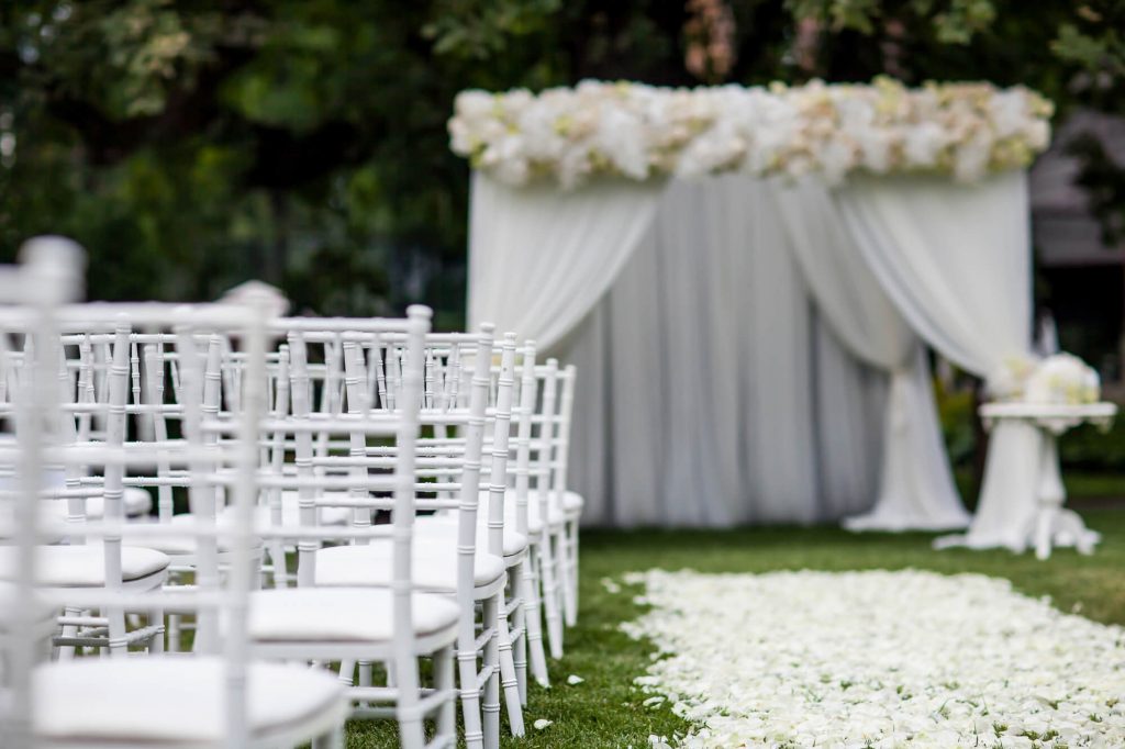 outdoor wedding tips aisle