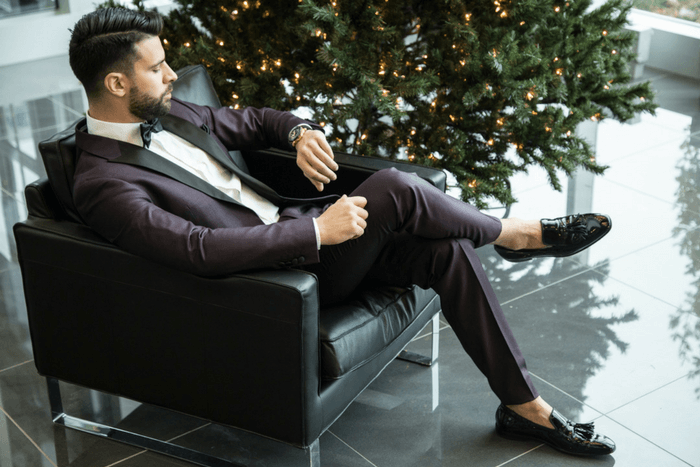 man sitting in a chair - men's suit and shoe combinations