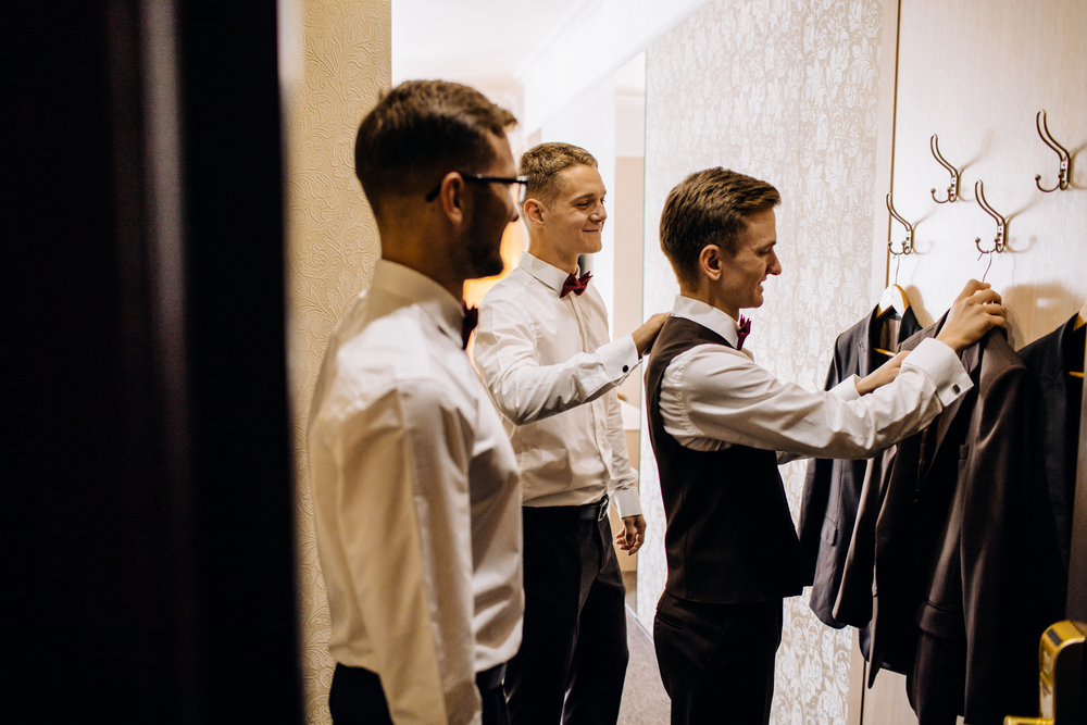 How to pick your groomsmen - Groom and two groomsmen gathered together