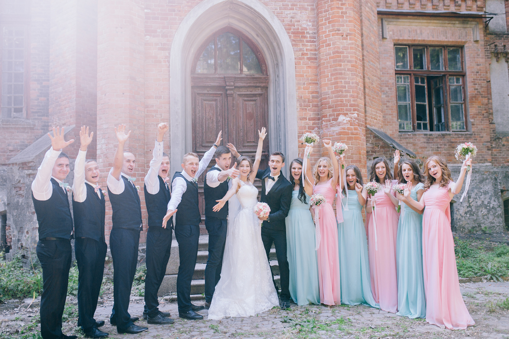 How to pick your groomsmen - Wedding party posing for a photo