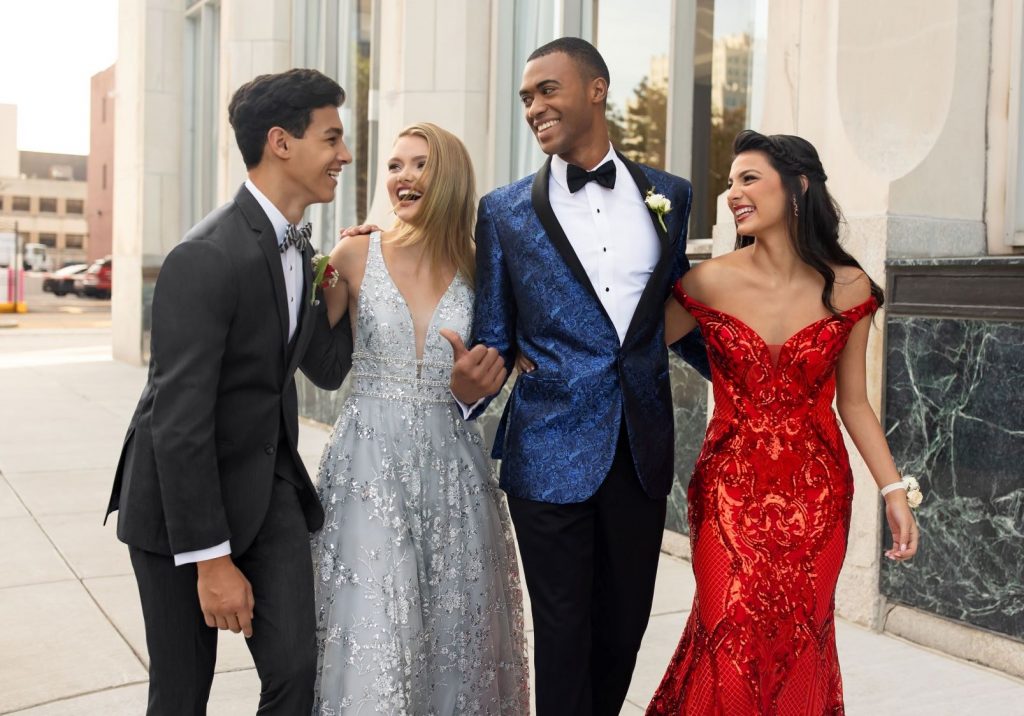 Best Promposal Ideas - Group of teens going to prpom in tuxedos and prom dresses