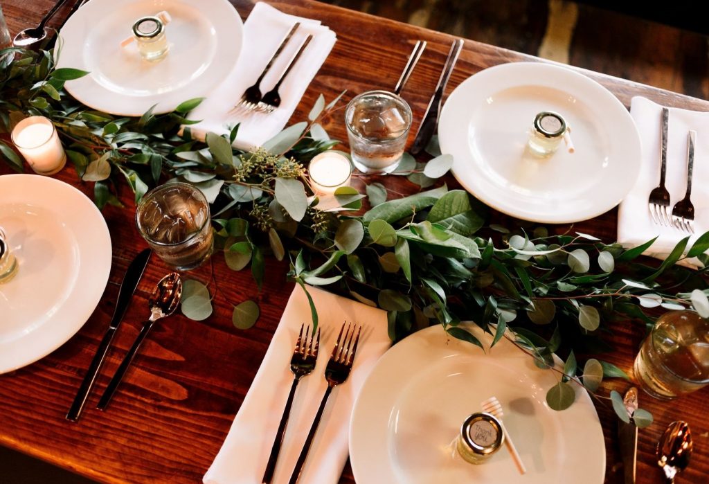 Tips for a wedding on a budget - Simple place-settings at a table